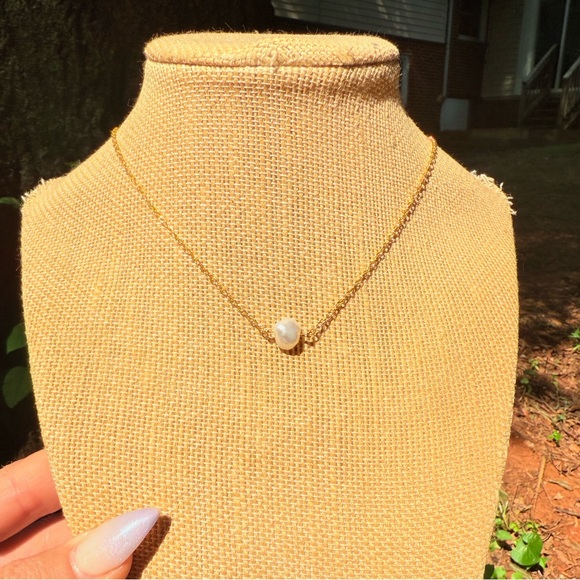 Jewelry - Dainty Pearl crystal necklace